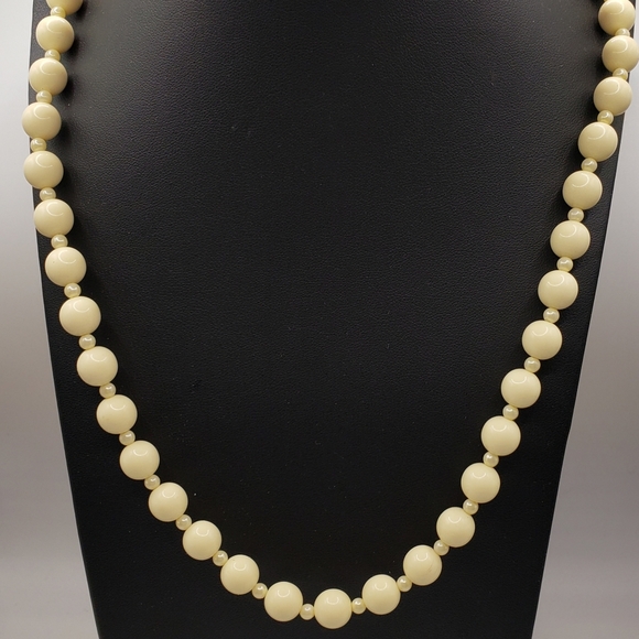 Vintage Cream Acrylic Beaded Necklace Faux Off-White Opaque Barrel Clasp Jewelry - Picture 1 of 6